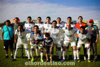 El primer equipo del Sportivo 2 de Mayo hizo su primera presentación en la “era Cubilla”. Los jugadores se mostraron muy motivados al momento de entrar al campo de juego. (Foto: Diego Lozano).