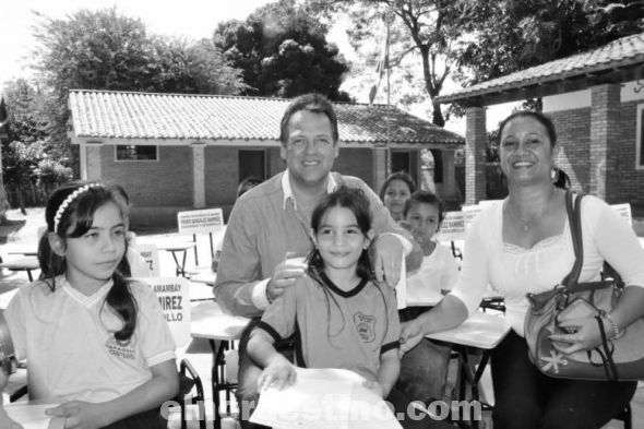 Gobernación de Amambay entrega sillas pedagógicas en la ciudad de Bella Vista Norte hechas con mano de obra local