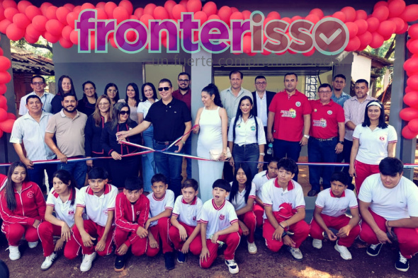 Después de disfrutar de un momento artístico y recibir un reconocimiento de los estudiantes, Juancho Acosta instó a los jóvenes a seguir formándose, subrayando que la educación es el pilar fundamental para el progreso de la sociedad amambayense. (Foto: Dirección de Comunicaciones de la Gobernación de Amambay).