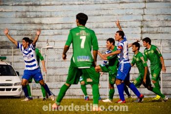 Promediando la primera mitad el conjunto pedrojuanino reclamó un supuesto penal que no se dejó advertir en forma clara. Era un pasaje del partido dominado por el “Gallo Norteño”. (Foto: Diego Lozano).