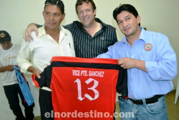 El Gobernador de Amambay y el Diputado Pedro González entregan remeras a equipos para disputar el Campeonato Intercolonial 
