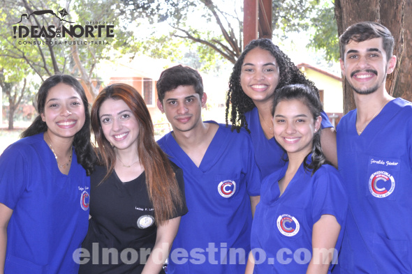 El proyecto de Extensión Universitaria “UCP en Acción” llegó hasta la Escuela Básica Nro. 1310 “Dr. José Gaspar Rodríguez de Francia” del barrio Bernardino Caballero para asistir a padres y alumnos. (Foto: Diego Lozano para Ideas del Norte Consultora Publicitaria).