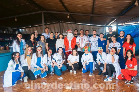 El Proyecto Solidario “Doctores de la Sonrisa”, compuesto por estudiantes de UCP sede Pedro Juan Caballero, realizó varias entregas de juguetes y donaciones en diversas localidades de la región, tanto en Paraguay como en Brasil. (Foto: Asesoría de Prensa de Universidad Central del Paraguay sede Pedro Juan Caballero).