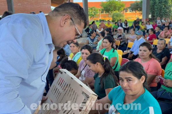 En beneficio de pobladores de la Colonia Santa Clara, gobernador Juancho Acosta consigue recursos para producción avícola 