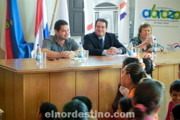 A pocos días del nacimiento del Niñito Jesús, el Intendente Municipal de Concepción Ing. Alejandro Urbieta Cáceres y el Ministro de la Secretaría Nacional de la Niñez y de la Adolescencia firman convenio a favor de los niños y niñas más vulnerables de la ciudad (Foto: Departamento de Comunicaciones de la Municipalidad de Concepción).