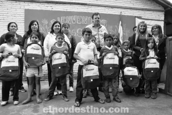Gobernación de Amambay cumple con la entrega muebles y mochilas escolares en el distrito de Zanja Pyta