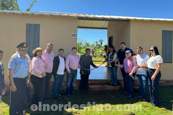 En la comunidad indígena Jasukavenda de Capitán Bado, el gobernador de Amambay Juan Silvino Acosta Benítez inaugura viviendas populares y un pozo artesiano para beneficio de setenta y tres familias. (Foto: Dirección de Comunicaciones de la Gobernación de Amambay).