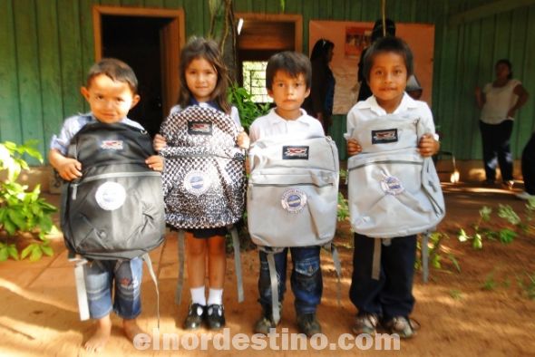La administración del gobernador Ricardo Sánchez Peña distribuyó 1300 mochilas escolares en escuelas de Capitán Bado