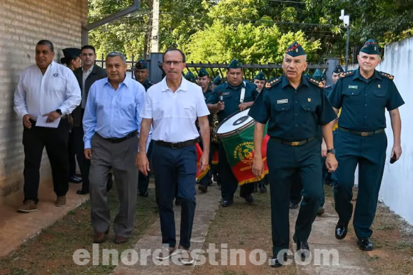 El ejército paraguayo ofreció una serenata de la banda militar, con la presencia del ministro de Defensa Óscar González. El veterano soldado Canuto González Britos, que fue sargento primero, se mostró muy feliz y listo para celebrar una fecha tan importante en su vida. (Foto: Vice Presidencia de la República del Paraguay).