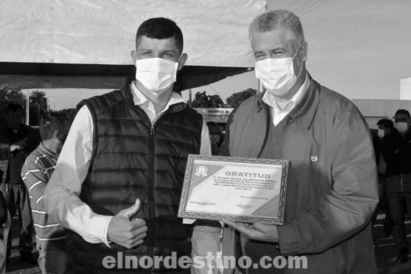 En el acto de inauguración de las obras en las fracciones Portal I y II estuvieron presentes el intendente José Carlos Acevedo Quevedo y el gobernador licenciado Ronald Enrique Acevedo Quevedo. Ambos recibieron un reconocimiento de los pobladores. (Foto: Dirección de Comunicaciones de la Gobernación de Amambay).