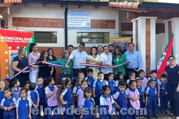 En ambos actos participó el intendente municipal licenciado Ronald Enrique Acevedo Quevedo, quien estuvo acompañando de su señora esposa y concejal municipal licenciado Carolina Yunis de Acevedo, además de autoridades políticas y educativas. (Foto: Municipalidad de Pedro Juan Caballero).