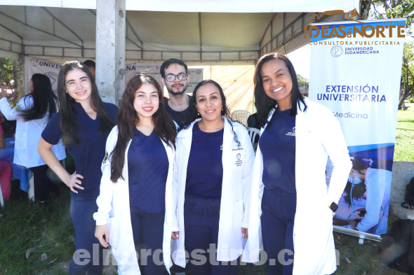Estudiantes de la Carrera de Medicina de Nueva Universidad Sudamericana acompañaron con entusiasmo las actividades que se desarrollaron durante el Lanzamiento Oficial de la Campaña “Controla tu Presión y Vive Más Tiempo”. (Foto: Diego Lozano para Ideas del Norte Consultora Publicitaria).