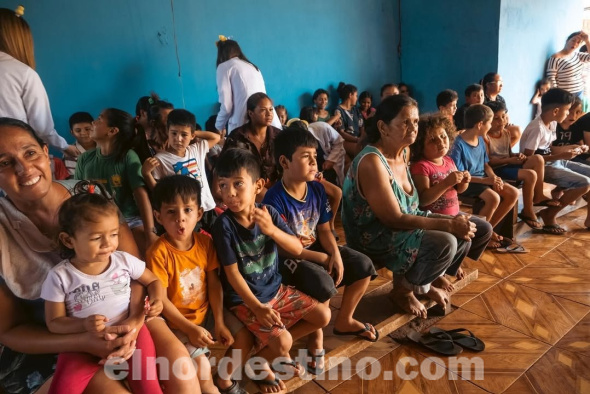 El Proyecto Solidario “Doctores de la Sonrisa”, compuesto por estudiantes de UCP sede Pedro Juan Caballero, realizó varias entregas de juguetes y donaciones en diversas localidades de la región, tanto en Paraguay como en Brasil. (Foto: Asesoría de Prensa de Universidad Central del Paraguay sede Pedro Juan Caballero).