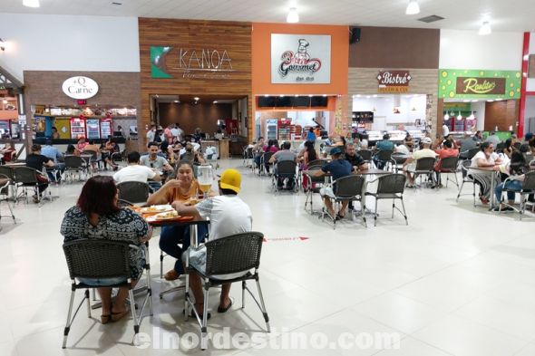 Planet Outlet se convirtió en una de las mejores opciones a la hora de hacer un paseo de compras; también es un clásico punto de encuentro por su patio de comidas, que se integra con Mc’Donalds, Pizza Hut y otros restaurantes diferenciados. (Foto: Diego Lozano).
