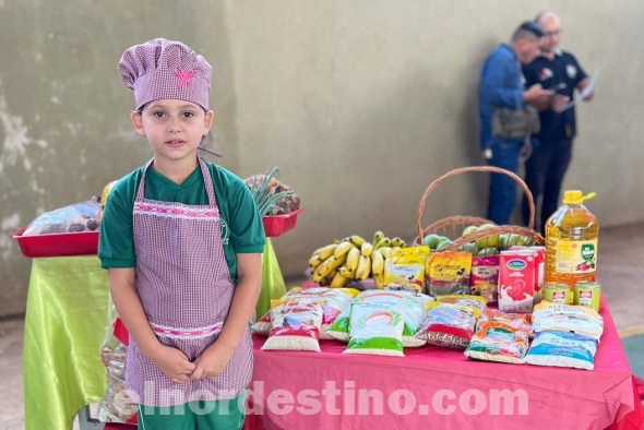 El Lanzamiento del Almuerzo Escolar 2024 se realizó en la Escuela N° 290 Defensores del Chaco, con presencia del gobernador de Amambay Juancho Acosta, así como autoridades policiales, municipales y departamentales, junto con representantes del ámbito educativo. (Foto: Facebook de Larissa Winckler).
