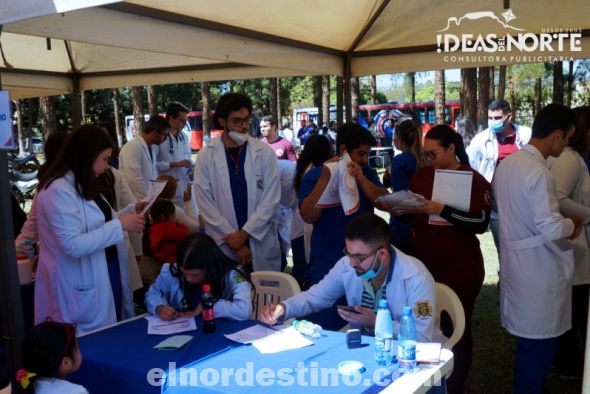 La población del barrio Jardín Aurora vivió un día especial. Con el festejo del Día del Niño organizado en la plaza del barrio, se ofrecieron atenciones médicas básicas con entrega de medicamentos, realizadas por el Proyecto UCP en Acción. (Foto: Diego Lozano para Ideas del Norte Consultora Publicitaria).