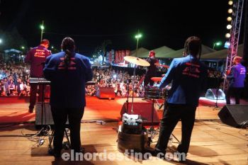 El cantante mexicano Carlos Montalvo, que alguna vez fue vocalista del grupo “Los Ángeles Azules”, interpretó varios éxitos para que la concurrencia bailase y cantase. (Foto: Diego Lozano).