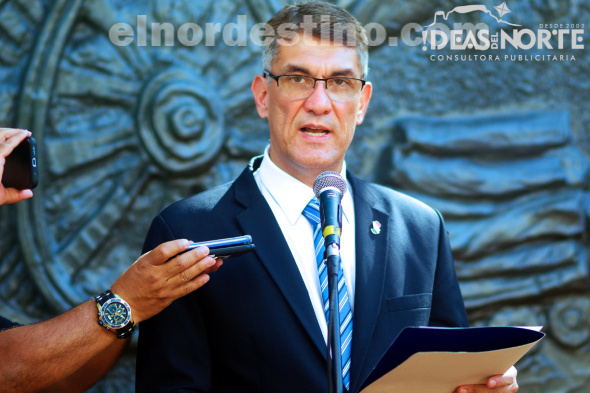 El septuagenario arquitecto Miguel Andrés Rojas León es socio de AYCSA Constructora y reveló que pretende llegar a la intendencia municipal de Pedro Juan Caballero de la mano de Pedro González, Lourdes Amarilla y Rosalino “Korochire” Velázquez. (Foto: Diego Lozano para Ideas del Norte Consultora Publicitaria).
