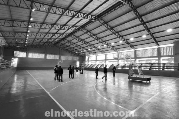 El intendente municipal de Pedro Juan Caballero José Carlos Acevedo Quevedo realizó la entrega de un juego de tableros neumáticos  de Básquetbol ya instalado en el Centro de Rendimiento Deportivo Ex Diben. (Foto: Fanpage de la Municipalidad de Pedro Juan Caballero).