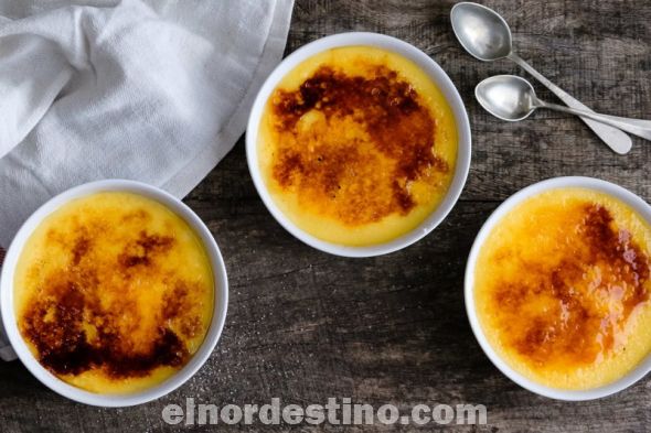 La crema catalana o crema quemada es una especie de crema pastelera o natilla con una costra crujiente a base de azúcar caramelizado. Dice la leyenda que su invención fue como otros muchos postres debido a un error (Foto: Nueva Mujer)