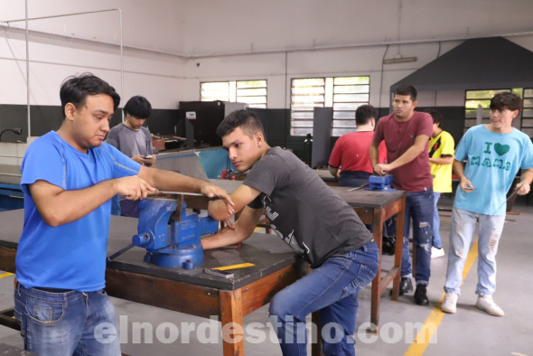 Los interesados en acceder a la certificación técnica deberán tener cinco años de experiencia comprobable en el ejercicio de la profesión; presentar certificado de trabajo actual; fotocopia de cédula de identidad y aprobar el examen teórico y práctico. (Foto: Servicio Nacional de Promoción Profesional).