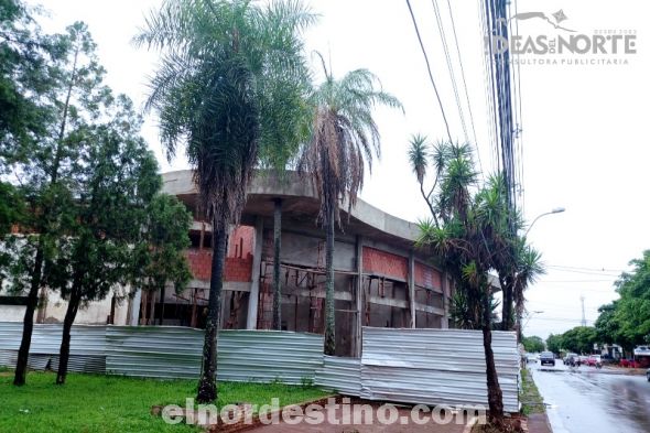 A pesar de la pandemia del Covid19 y las tormentas propias de la estación del año, continúan los trabajos de ampliación y reforma del Estadio Municipal de Pedro Juan Caballero. El contratista Aponte Latorre S.A. tiene el compromiso de entregar la obra terminada el 31 de Enero. (Foto: Diego Lozano para Ideas del Norte Consultora Publicitaria). 