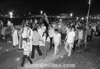 Ya dentro de la plaza, y en las cercanías, otra importante cantidad de personas aguardaban la llegada de la procesión. (Foto: Diario ABC Color). 