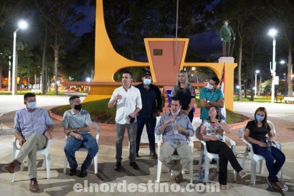 En la renovada y céntrica plaza Teniente Valdéz estuvieron presentes el ex senador Alfredo Luis Jaeggli Caballero, el gobernador de Amambay Ronald Acevedo, la concejala Zulma Ycassatti, la presidente de la JLRA distrital Verónica Sánchez, el vicepresidente de la JLRA distrital Alejandro Rojas, y un grupo de ciudadanos adherentes al PLRA, especialmente jóvenes. (Foto: JLRA Distrito de Pedro Juan Caballero).