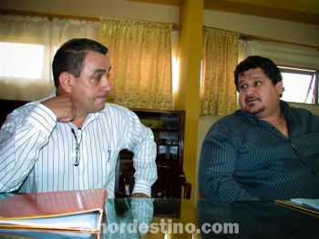 El Presidente saliente y el mencionado como próximo Presidente de la Junta Departamental de Amambay expresando una indisimulable impaciencia por el regreso de los miembros ausentes. (Foto: Diego Lozano).