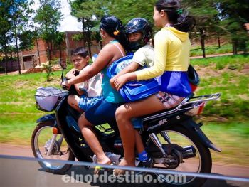La clases más pobres debe transportarse de a varias personas temerariamente en una motocicleta porque no existe otro medio de transporte alternativo y barato. (Foto: Diego Lozano).