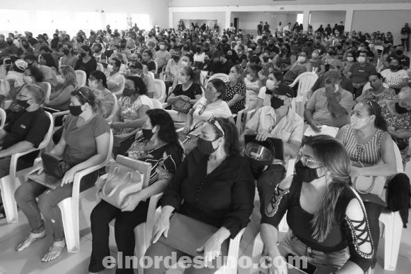 Los documentos entregados deben garantizar más seguridad y tranquilidad a los habitantes de Parque dos Ipês I y II, y adyacencias. Además, cada vivienda quedará con toda la documentación al día y en situación regular. (Foto: Asesoría de Comunicación de la Municipalidad de Ponta Porã).