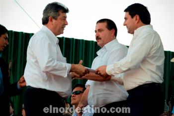 El abogado Orlando Guardatti recibe del Presidente de la Nación Franco el permiso internacional para que los transportes de la empresa SR Productos para la Salud S.A. circulen por varios países vecinos. (Foto: Diego Lozano).
