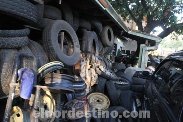 Las cubiertas en desuso constituyen uno de los principales criaderos de mosquitos en el país. Se estima que unos diez millones de estos objetos están diseminados en todo Paraguay, convirtiéndose en una preocupación nacional. (Foto: Servicio Nacional de Erradicación del Paludismo).