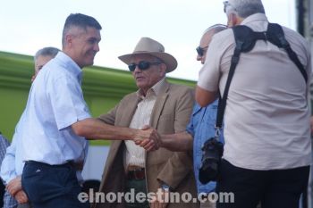 El gobernador de Amambay Ronald Enrique Acevedo Quevedo saluda al presidente de la ARP Regional Amambay Víctor Hugo Paniagua Fretes y al presidente de la ARP Luís Villasanti luego de dar su primer discurso en la Expo Amambay. (Foto: Diego Lozano).