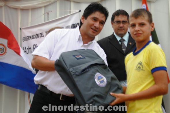 Gobernador de Amambay inaugura aula, entrega mochilas e inicia construcción de comedor en Escuela Domingo Savio