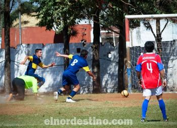 Polémico gol anulado al Sportivo Obrero promediando el primer tiempo. El arquero “decano” dio rebote y habilitó a los delanteros auriazules. El marcador estaba todavía cero a cero. (Foto: Diego Lozano).