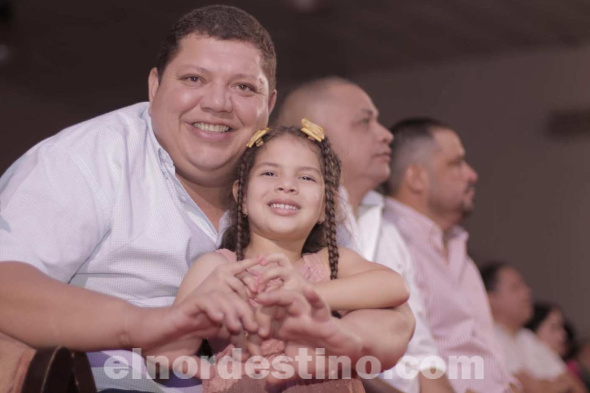 Durante la función artística el numeroso público tuvo la oportunidad de regocijarse con las presentaciones que se fueron alternando. También el propio gobernador Juancho Acosta interpretó con su guitarra. (Foto: Dirección de Comunicaciones de la Gobernación de Amambay).