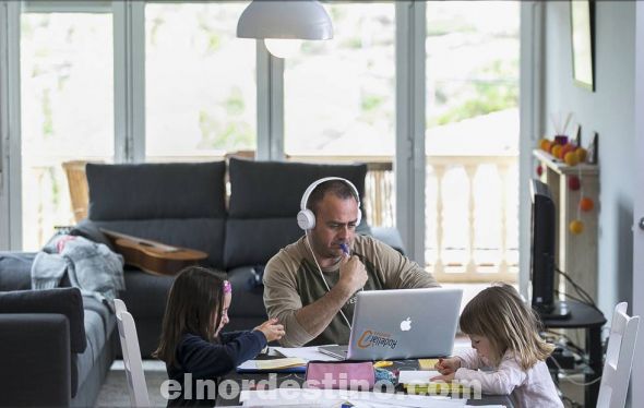 Crear un ambiente laboral cómodo nos permitirá tener la mente más despejada para concentrarnos. Podemos habilitar un área de la casa para el trabajo, decorarla y acompañarla de plantas. (Foto: Nueva Mujer).