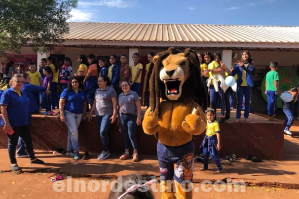 Universidad Central del Paraguay dijo presente en laa Escuela Básica Nro. 7207 “Santo Domingo Savio” de la Fracción Santa Ana en Pedro Juan Caballero, que tiene unos seiscientos cincuenta alumnos, desde el Nivel Inicial hasta el Tercer Ciclo. (Foto: Asesoría de Prensa de Universidad Central del Paraguay).
