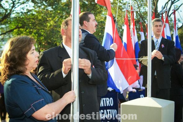 La concejala departamental Stella Marys de Zárate y su colega Pablo Winckler Quintana fueron los encargados de izar la bandera del XIII Departamento de Amambay. El evento fue en el día del Bicentenario de la Independencia Nacional. (Foto: Diego Lozano).