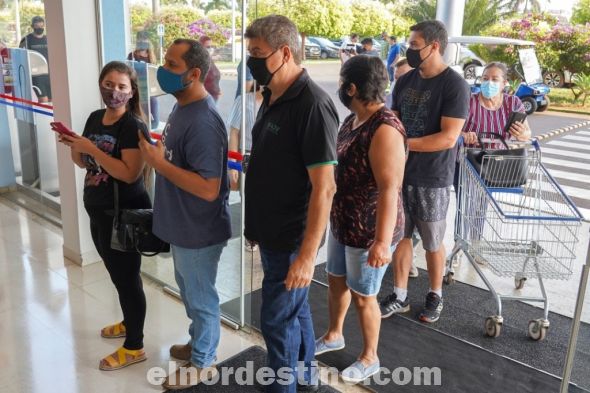 En el día de su reapertura se puede notar que muchos de los clientes se encontraban aguardando en la puerta principal para ingresar a la tienda; todos portaban tapabocas y realizaban el lavado de manos obligatorio en forma ordenada, respetando las disposiciones de la empresa. (Foto: Gacetilla de Shopping China).