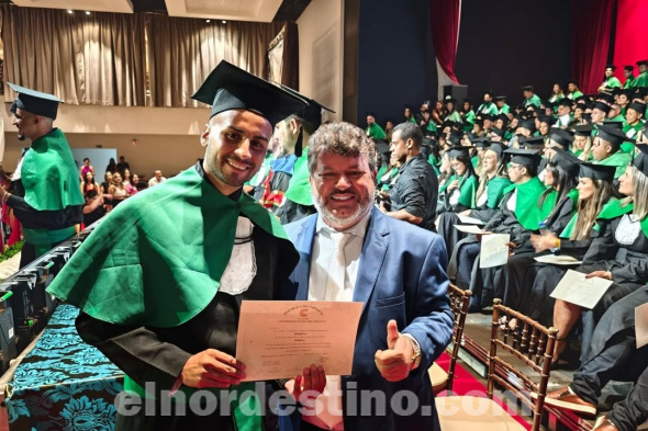 En “Majestic Hall” de Ponta Porã se graduaron nuevos profesionales especializados en Medicina, quienes cursaron sus estudios en Universidad Central del Paraguay sede Pedro Juan Caballero. El creador de la carrera de Medicina licenciado Carlos Bernardo acompañó la ceremonia. (Foto: Asesoría de Prensa de UCP sede PJC).