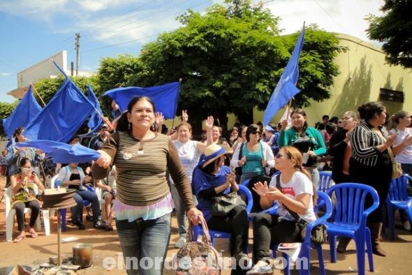 Simpatizantes liberales eufóricos por los datos preliminares a favor de Pedro González. De confirmarse los mismos mañana, el diputado liberal se convertiría en nuevo gobernador de Amambay. (Foto: Diego Lozano).
