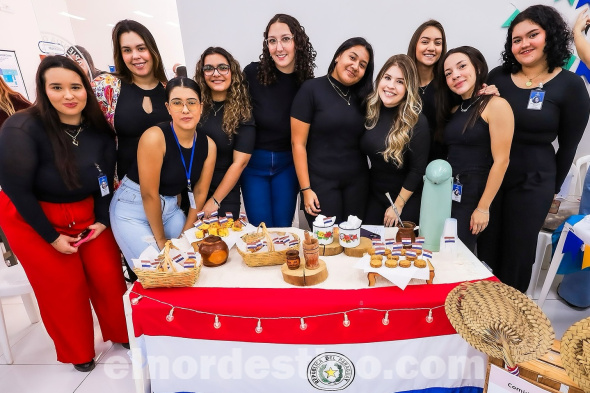 Alumnos paraguayos y brasileros de la Carrera de Medicina de Universidad Sudamericana en Pedro Juan Caballero se presentaron ataviados para la ocasión, compartiendo bailes y comidas típicas. (Foto: Gacetilla de Prensa de Universidad Sudamericana).