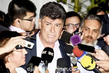 El candidato de la Alianza también se movilizó temprano, pero su electorado no lo acompañó. Incluso en medio de la votación tuvo un cruce con su vicepresidente, Leo Rubín, por la situación que se vive en Venezuela. . (Foto: Diario ABC Color).