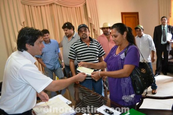 Gobernador de Amambay entrega cheque de 45 millones a la Comisión de Piray para finalizar obra del Puesto de Salud 
