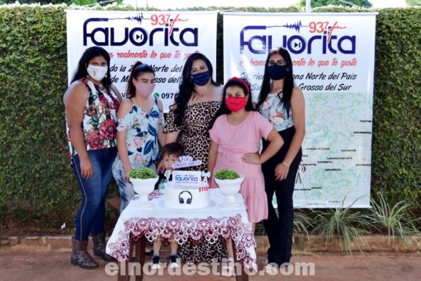El domingo 2 de Mayo los directivos de Favorita 93.7 FM de Pedro Juan Caballero organizaron un refrigerio en el domicilio de la familia Escobar Irala respetando todas las recomendaciones del Ministerio de Salud Pública para evitar la propagación del Covid19. (Foto: Diego Lozano para Ideas del Norte Consultora Publicitaria).