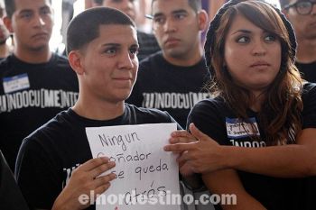 Los estudiantes están entrando en la adolescencia o son jóvenes adultos. Hablan inglés, son parte de un club y tienen iguales aspiraciones de asistir a la universidad que sus compañeros. 