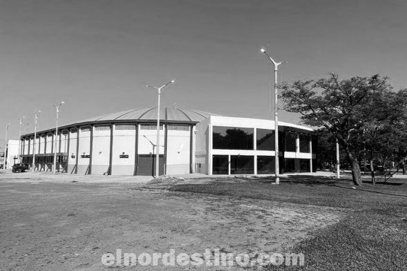 El arquitecto Humberto Rojas de la empresa constructora Aponte Latorre (adjudicada y encargada de la construcción) manifestó que se están realizando los últimos trabajos. (Foto: Municipalidad de Pedro Juan Caballero).