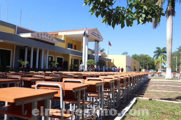 Cada mesa y cada silla representan una inversión en el futuro de niños y adolescentes amambayenses, asegurando un ambiente digno y cómodo para su desarrollo académico. Se cubrirá la totalidad de las escuelas y colegios públicos. (Foto: Dirección de Comunicaciones de la Gobernación de Amambay).